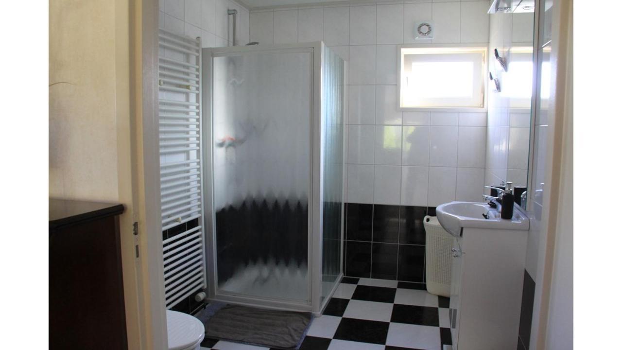 Chalet Buutengeweun, Met Luxe Jacuzzi En Tonsauna Sint Annaland