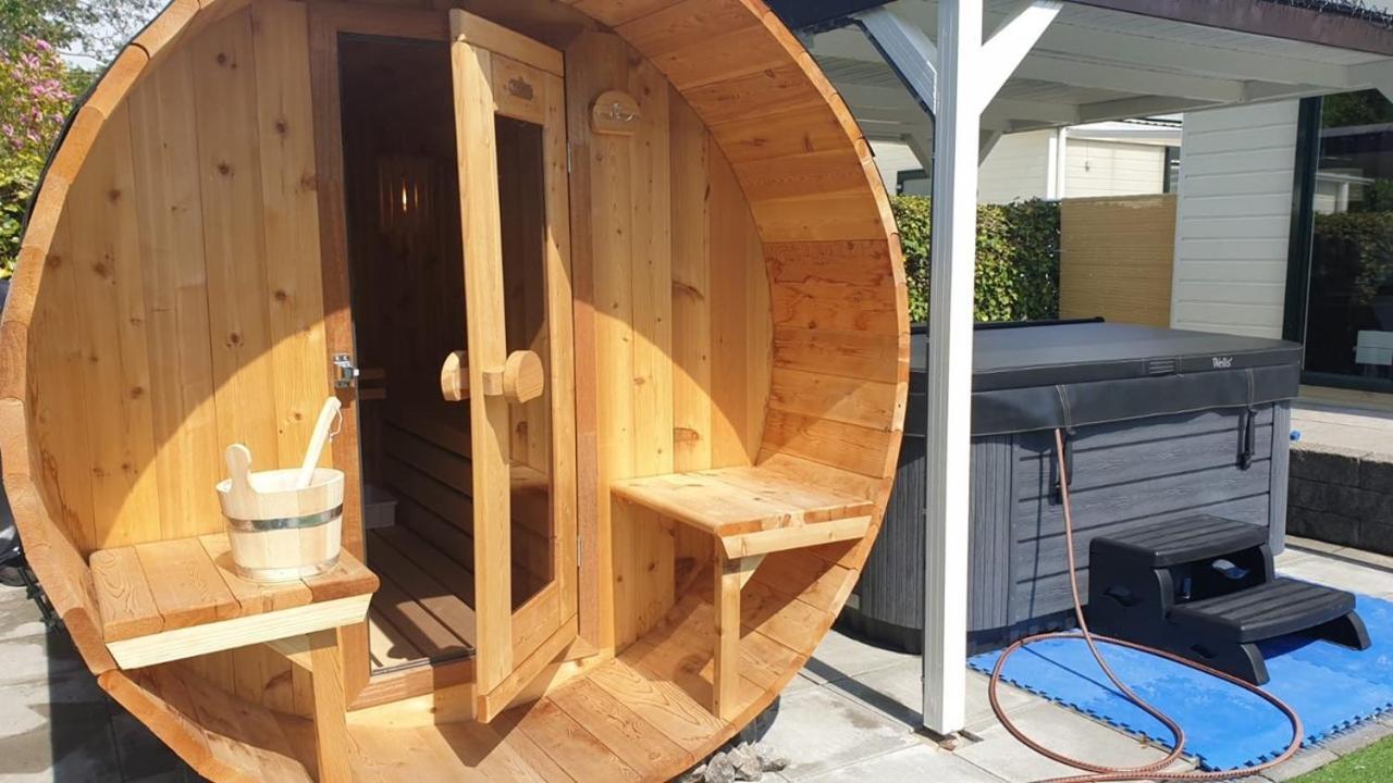 Buutengeweun, Met Luxe Jacuzzi En Tonsauna Chalet